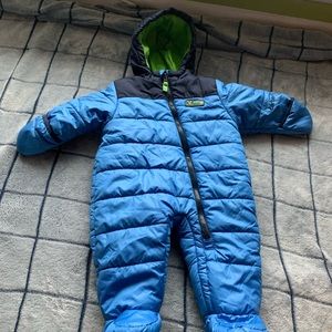 🌸🌸 Carter’s puffer snow suit, 6-9m like new